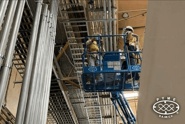 Trabajo en plataforma aérea PYMESA