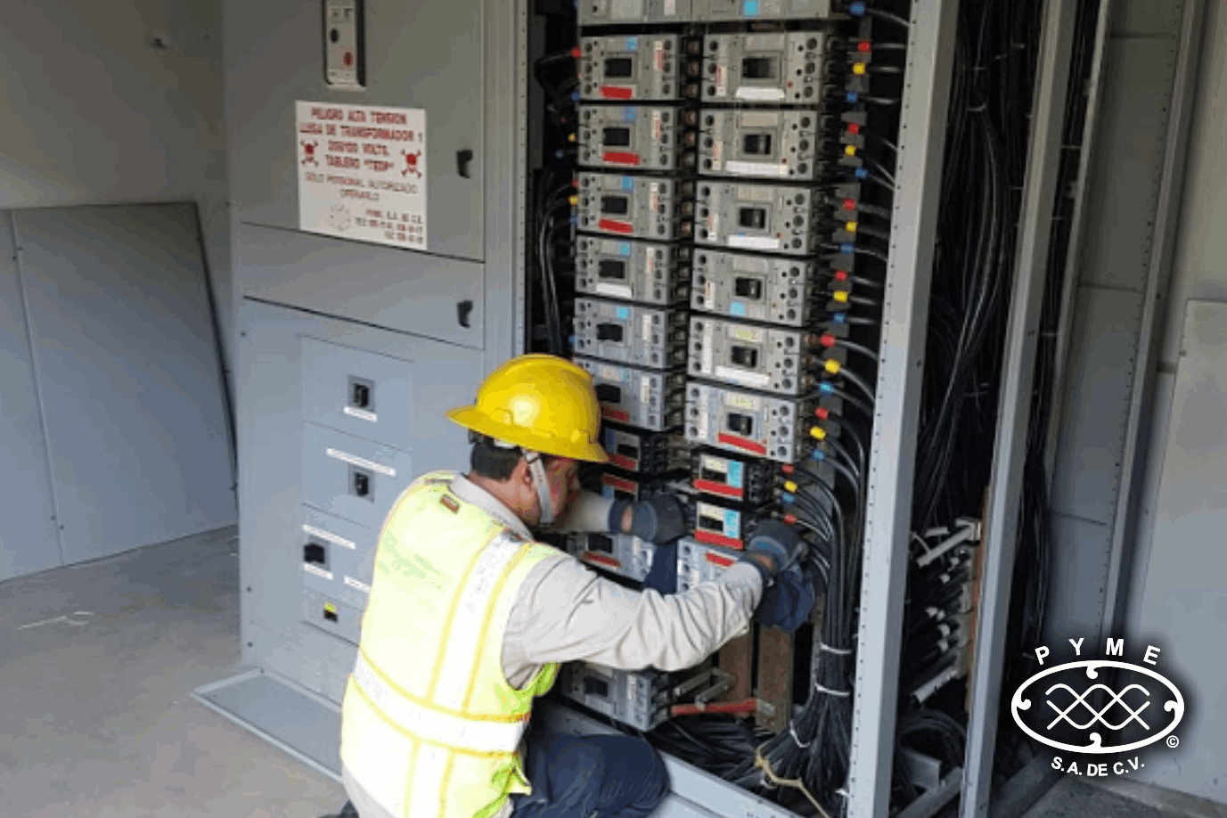 Técnico revisando tablero eléctrico de alta tensión