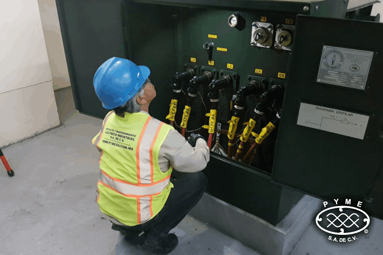 Técnico PYMESA inspeccionando seccionadores de media tensión