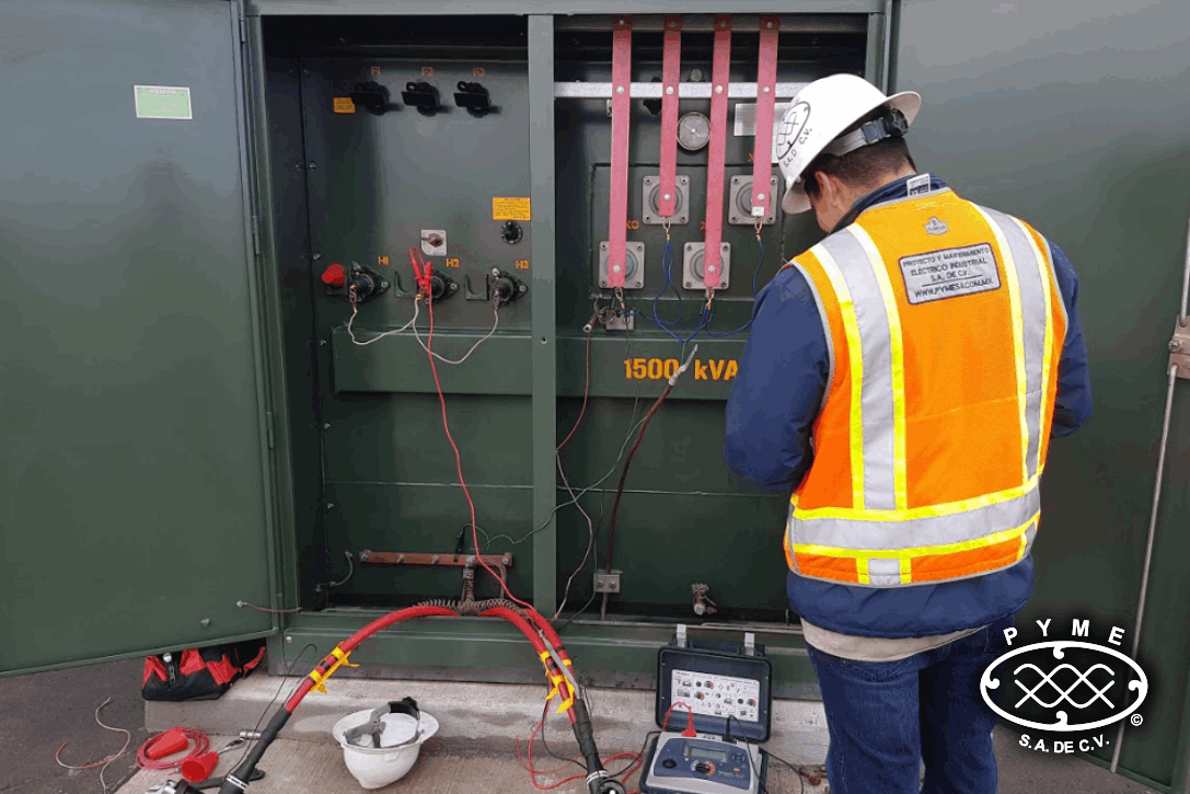Técnico realizando pruebas en transformador 1500 kVA