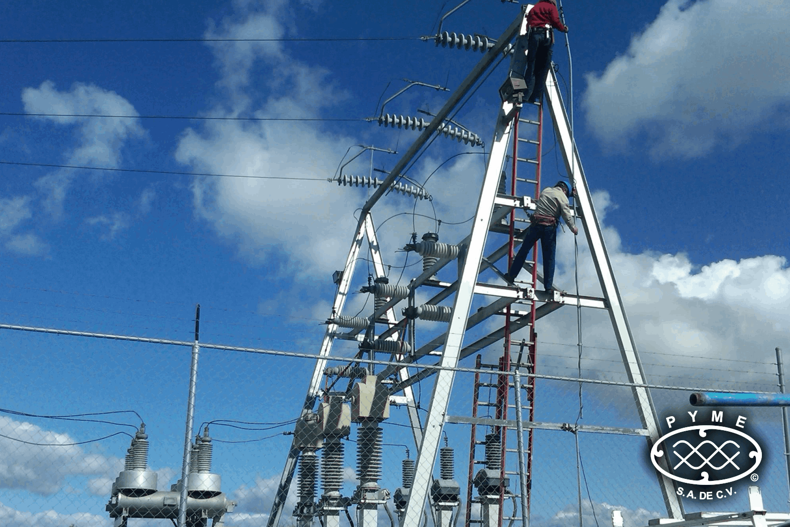 Trabajadores en estructura de subestación eléctrica