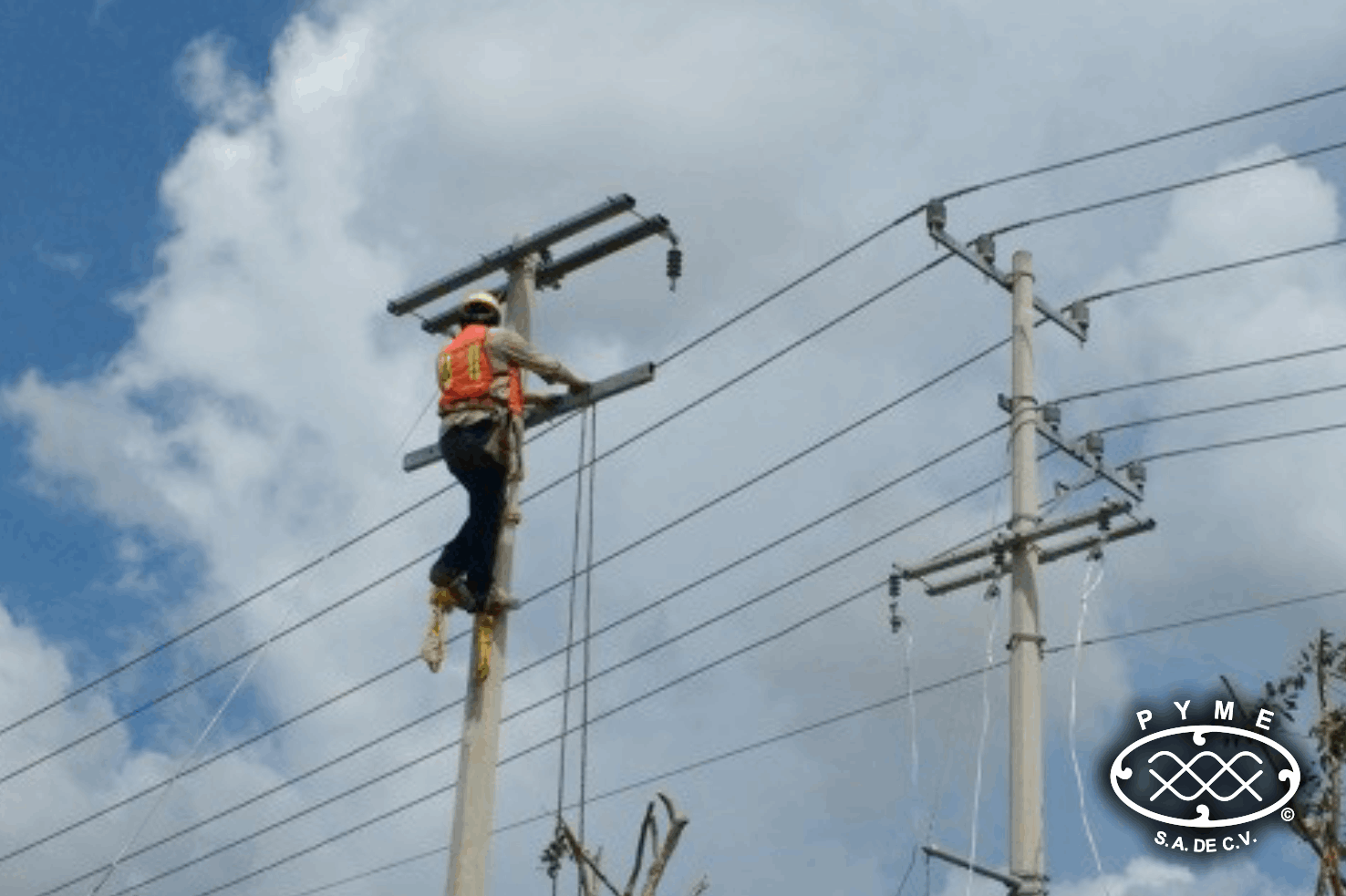Técnico en poste de distribución eléctrica