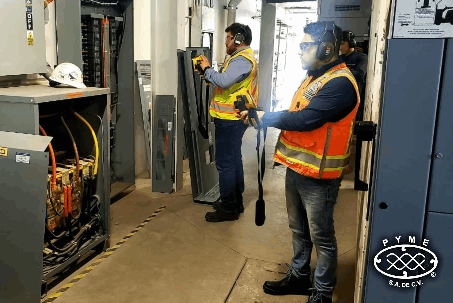 Técnicos PYMESA realizando inspección termográfica en sala eléctrica